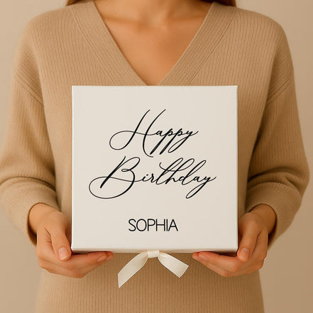 Personalisierte Geschenkbox "Happy Birthday" – Weiße Box mit Satinschleife & Holzwolle Geburtstagsgeschenk mit Wunschname Geschenkverpackung
