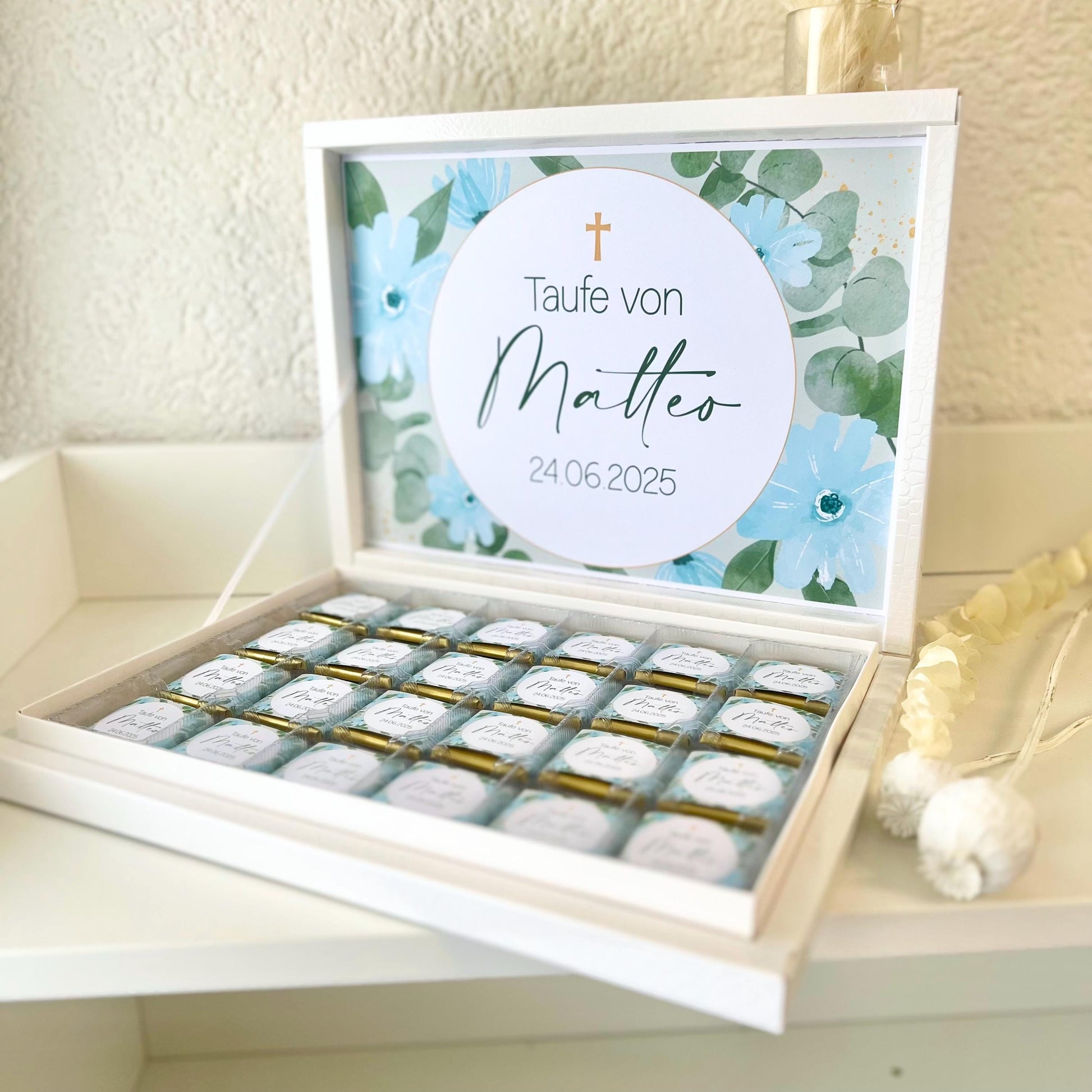 Personalisierte Schokobox Taufe Kommunion mit 24 oder 48 Vollmilch-Schokoladen – Personalisierbar mit Name & Datum – Grün Blau mit Goldkreuz