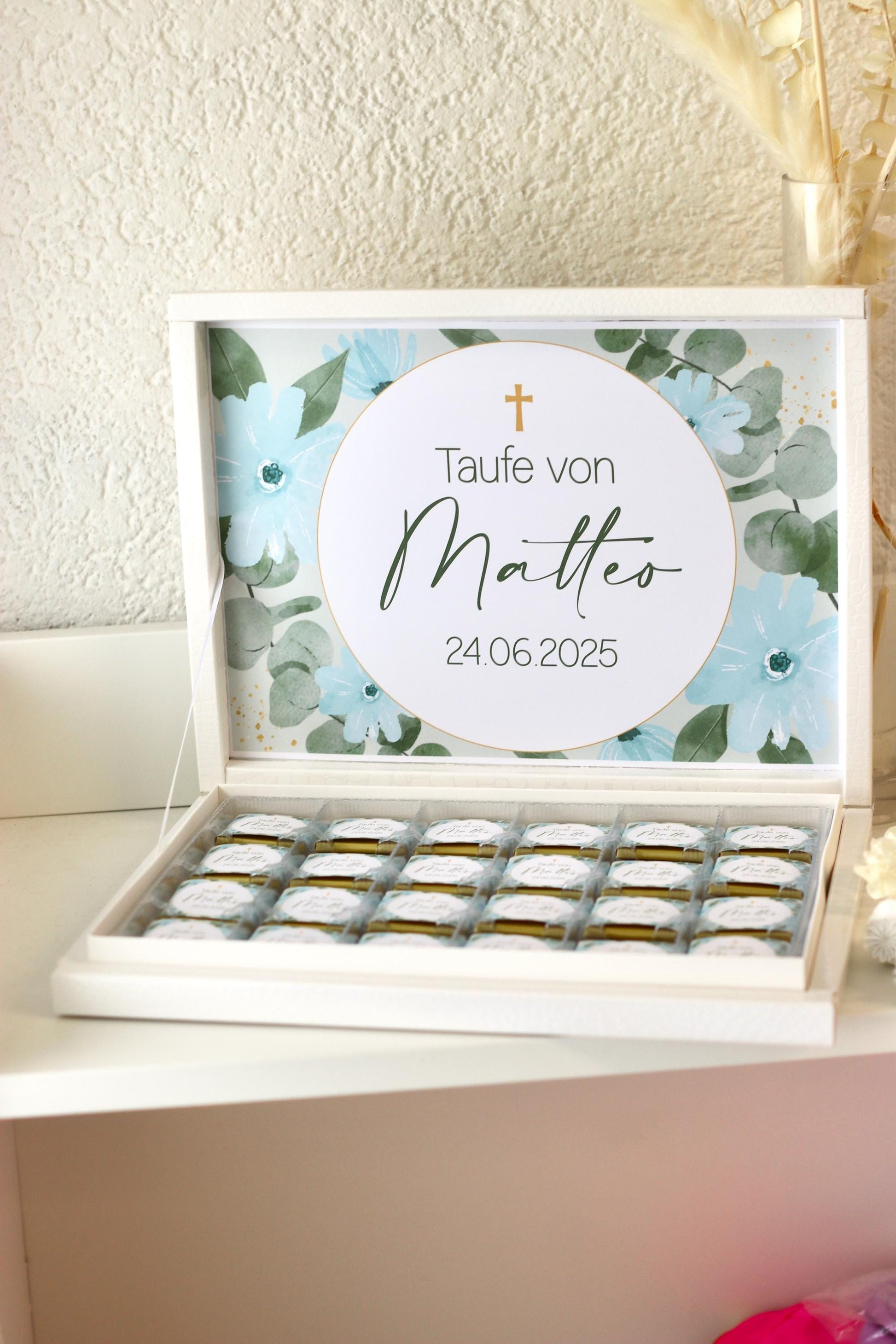 Personalisierte Schokobox Taufe Kommunion mit 24 oder 48 Vollmilch-Schokoladen – Personalisierbar mit Name & Datum – Grün Blau mit Goldkreuz