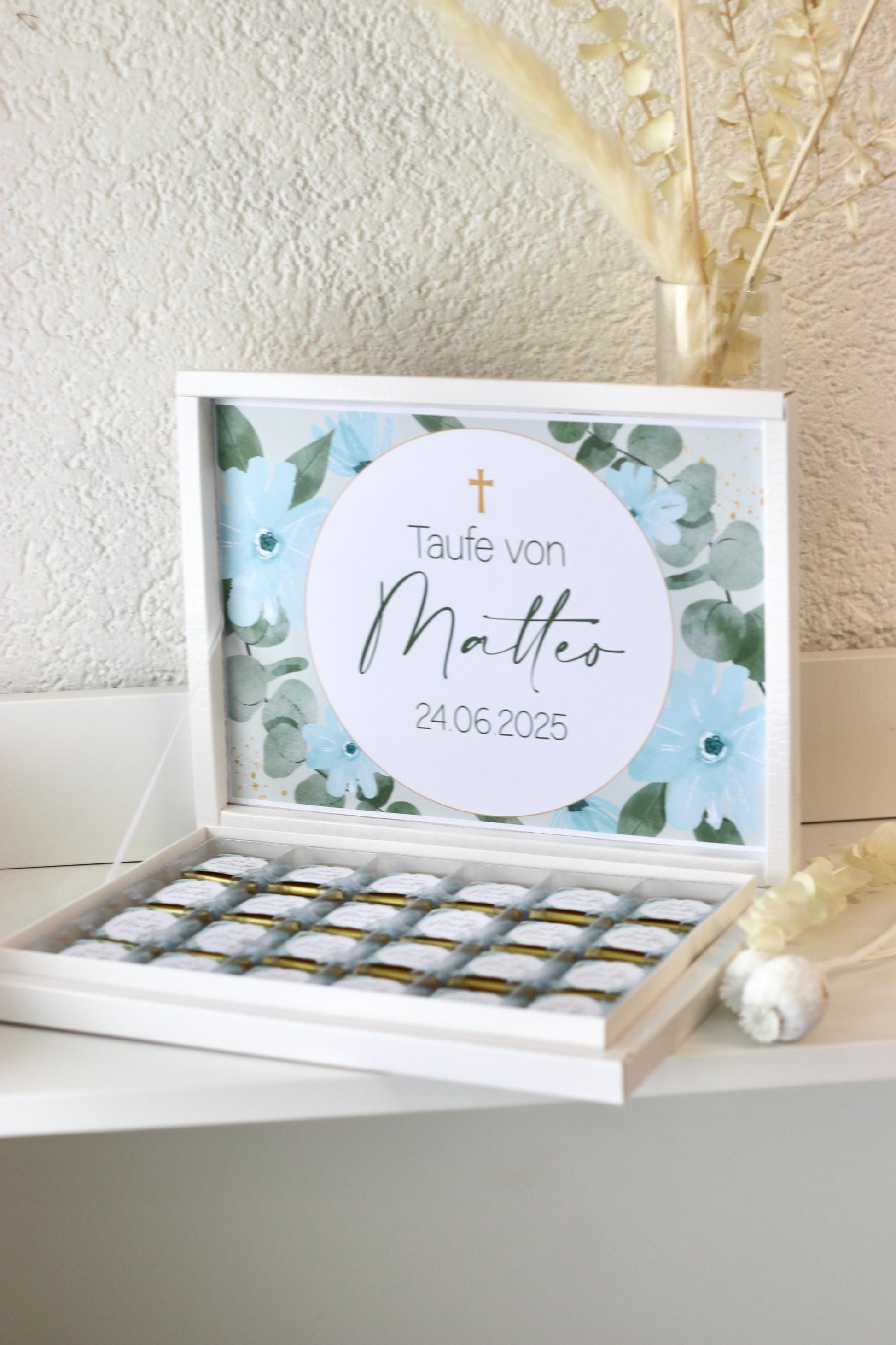 Personalisierte Schokobox Taufe Kommunion mit 24 oder 48 Vollmilch-Schokoladen – Personalisierbar mit Name & Datum – Grün Blau mit Goldkreuz