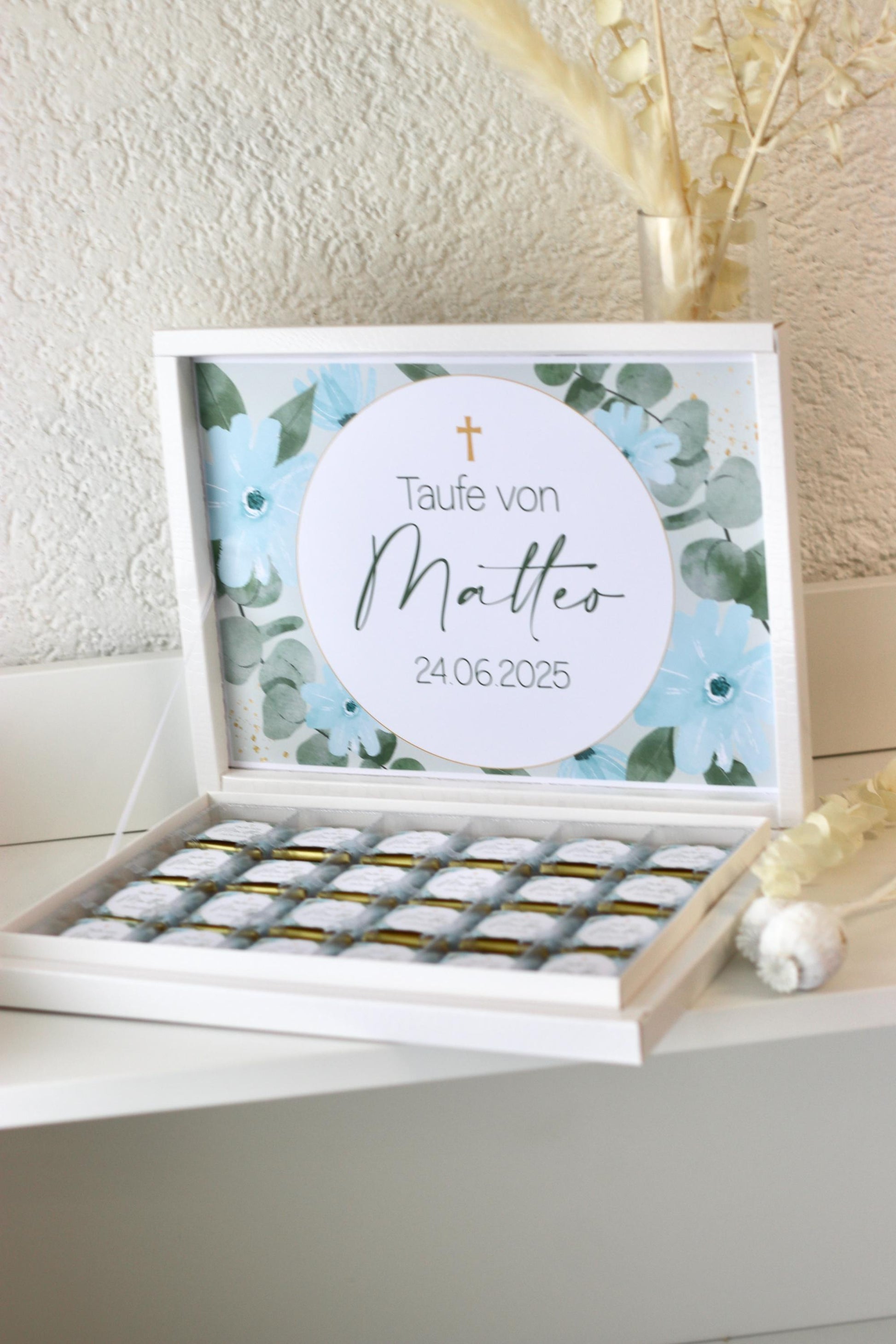 Personalisierte Schokobox Taufe Kommunion mit 24 oder 48 Vollmilch-Schokoladen – Personalisierbar mit Name & Datum – Grün Blau mit Goldkreuz