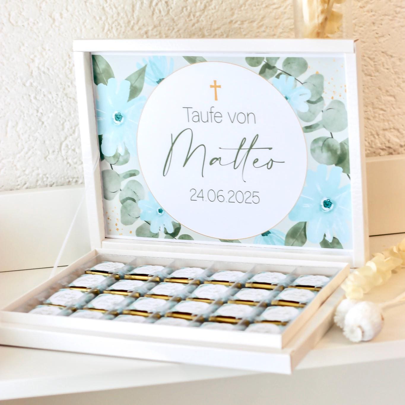 Personalisierte Schokobox Taufe Kommunion mit 24 oder 48 Vollmilch-Schokoladen – Personalisierbar mit Name & Datum – Grün Blau mit Goldkreuz