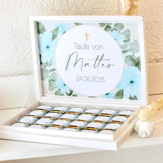 Personalisierte Schokobox Taufe Kommunion mit 24 oder 48 Vollmilch-Schokoladen – Personalisierbar mit Name & Datum – Grün Blau mit Goldkreuz