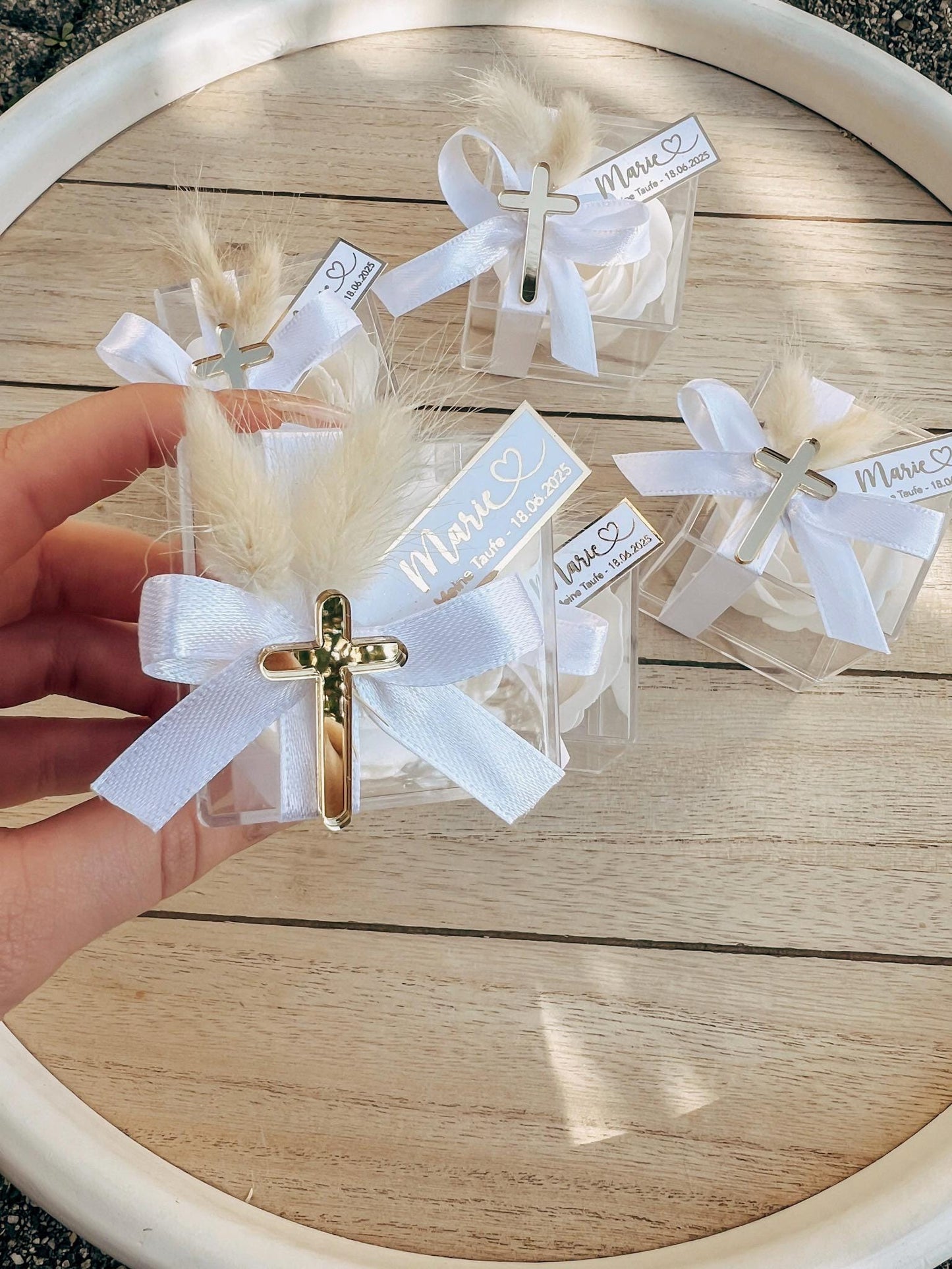 Gastgeschenk Taufe o. Kommunion - Acryl Kreuz - Personalisiert mit dem Namen, gold oder silber, Rosenseife,