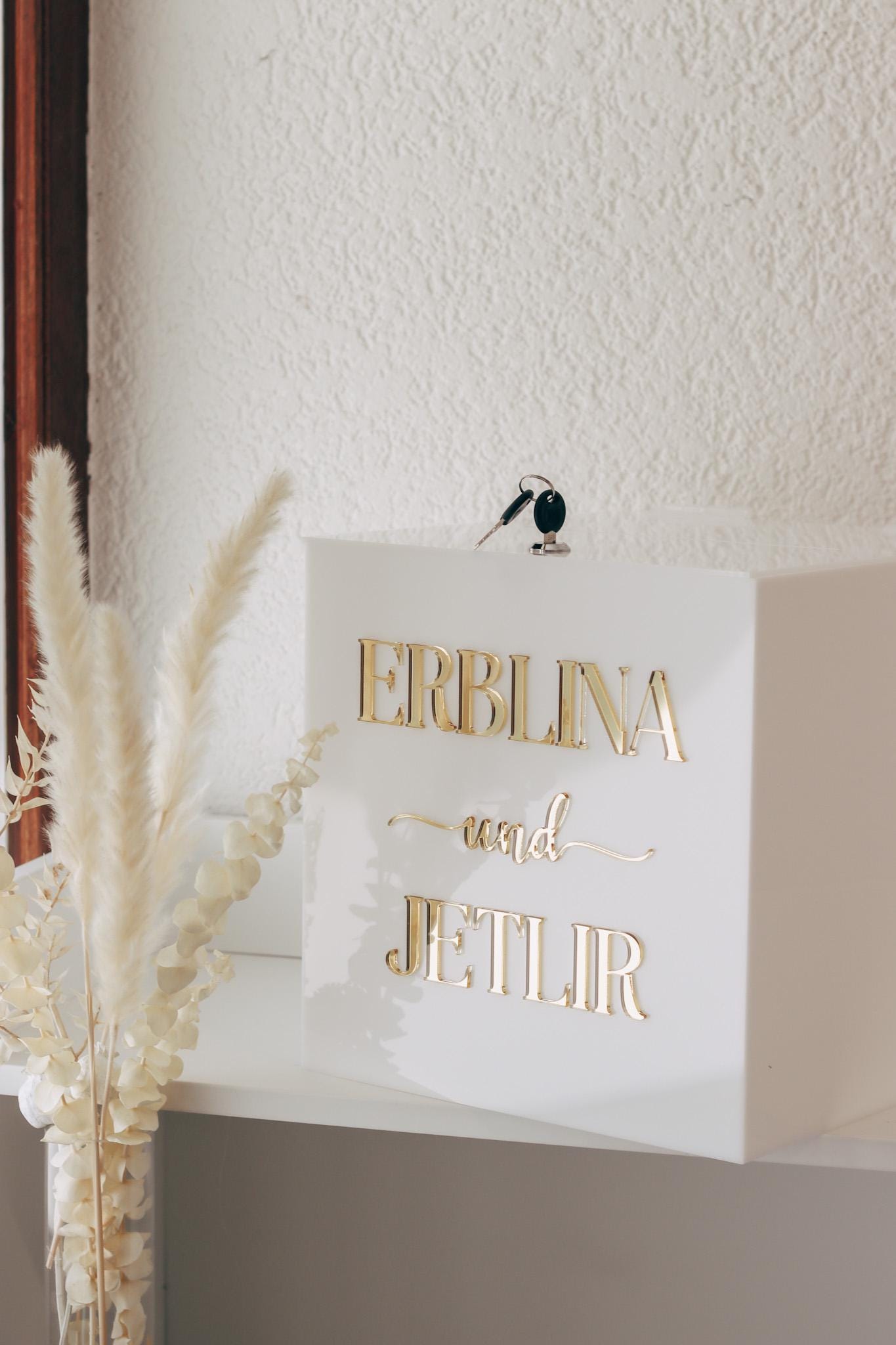 Personalisierte Acryl Geld Geschenkbox mit Schloss – Hochzeitsgeschenkbox in Weiß – 30x30x30 cm – Mit Namen personalisierbar,