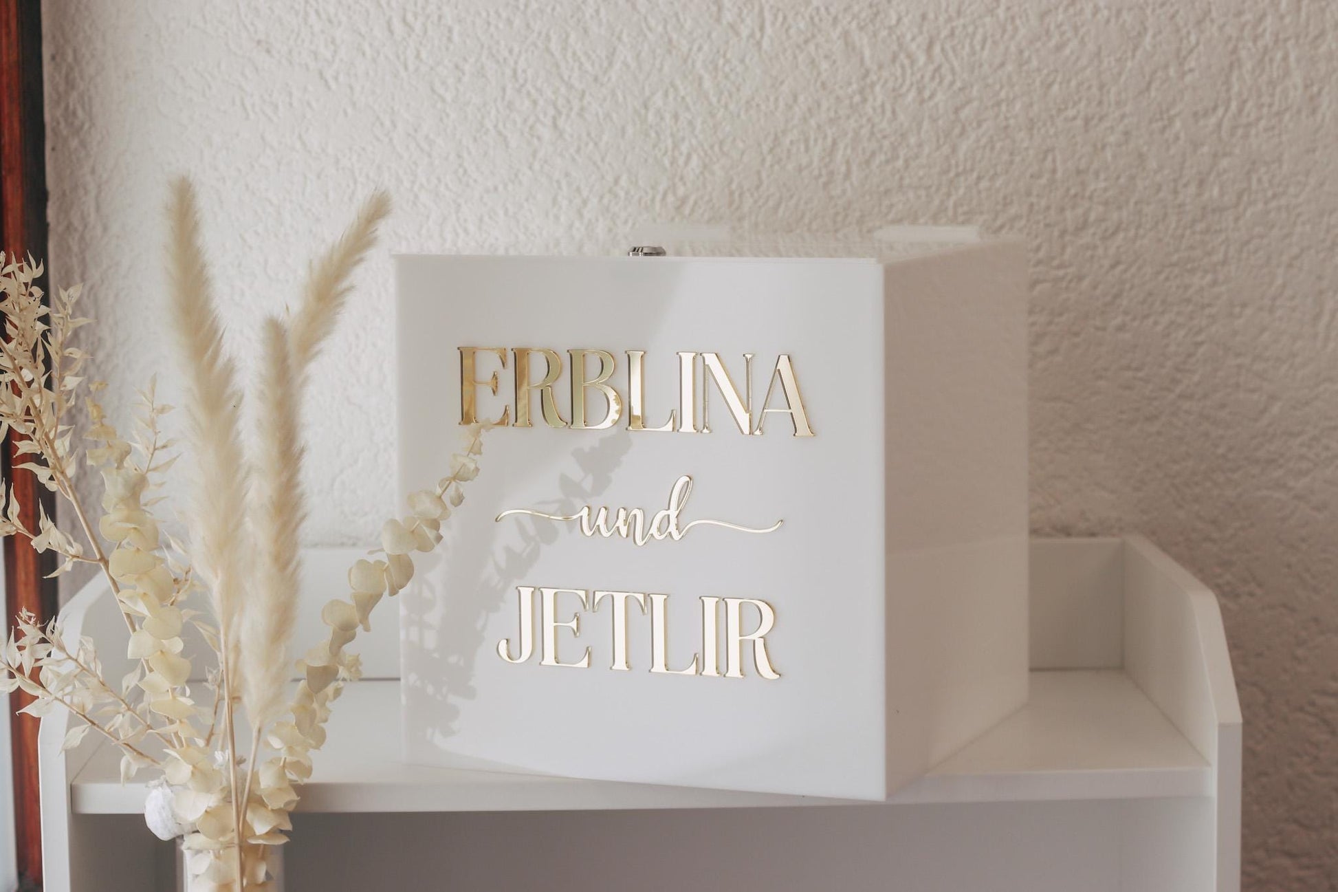 Personalisierte Acryl Geld Geschenkbox mit Schloss – Hochzeitsgeschenkbox in Weiß – 30x30x30 cm – Mit Namen personalisierbar,