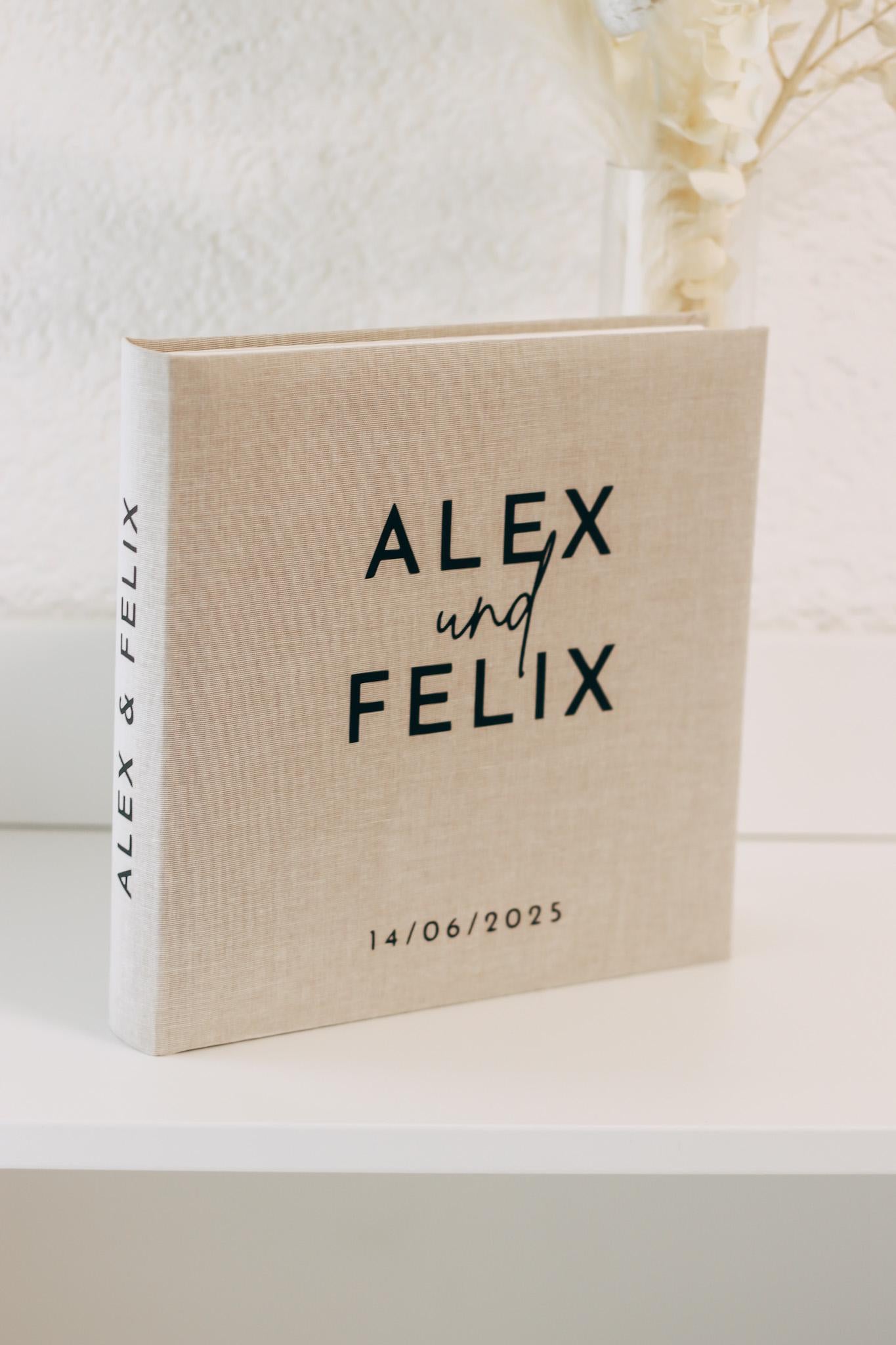 Personalisierbares Leinen-Gästebuch/Fotoalbum 25x25 cm | Beige | Hochzeit, Verlobung, Personalisiert mit Namen & Datum