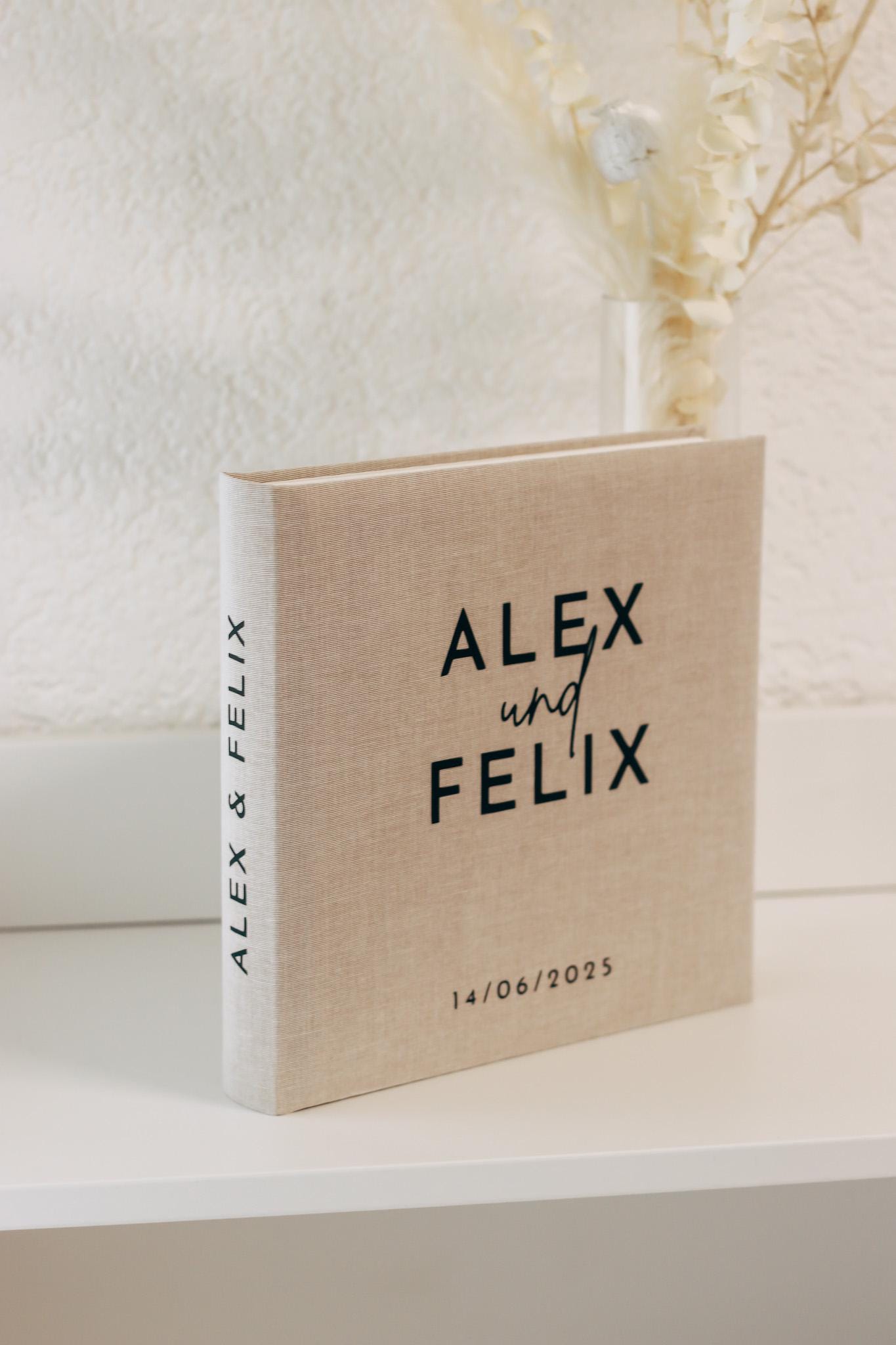 Personalisierbares Leinen-Gästebuch/Fotoalbum 25x25 cm | Beige | Hochzeit, Verlobung, Personalisiert mit Namen & Datum