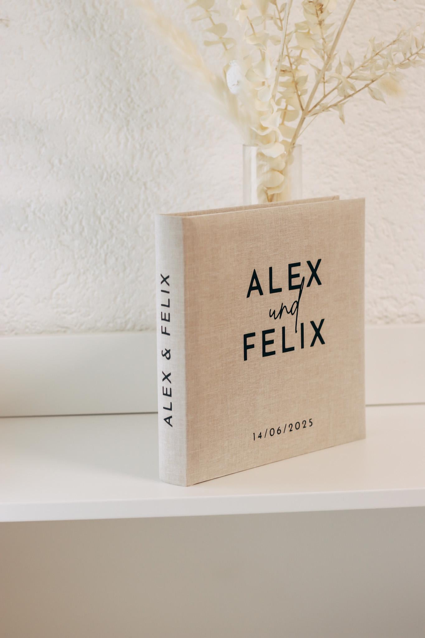 Personalisierbares Leinen-Gästebuch/Fotoalbum 25x25 cm | Beige | Hochzeit, Verlobung, Personalisiert mit Namen & Datum