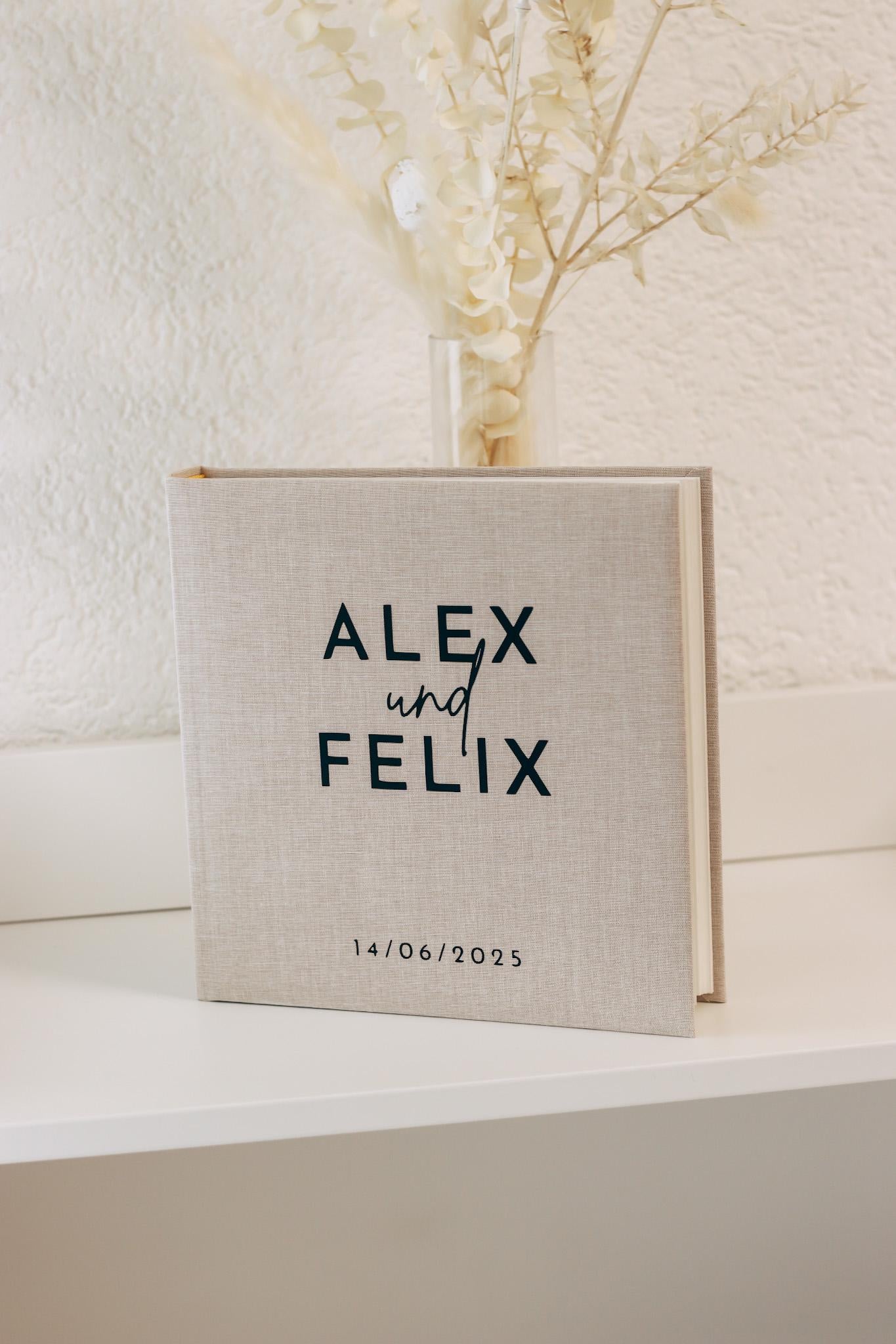 Personalisierbares Leinen-Gästebuch/Fotoalbum 25x25 cm | Beige | Hochzeit, Verlobung, Personalisiert mit Namen & Datum