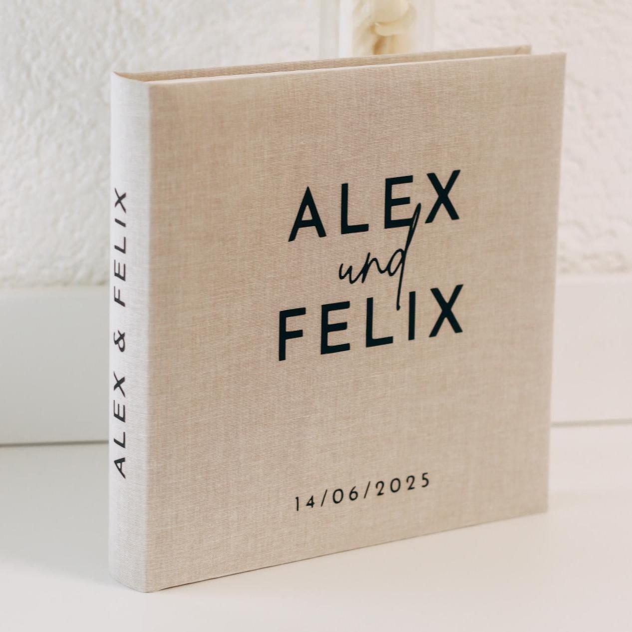 Personalisierbares Leinen-Gästebuch/Fotoalbum 25x25 cm | Beige | Hochzeit, Verlobung, Personalisiert mit Namen & Datum