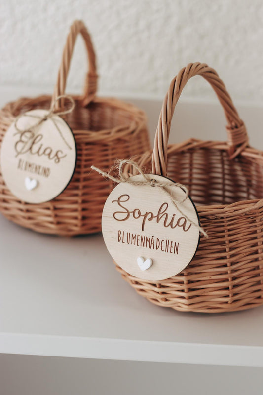 Blumenkorb Hochzeit personalisiert | Weidenkorb für Blumenmädchen - Blumenkind mit Namensanhänger & Herz | weiß oder braun