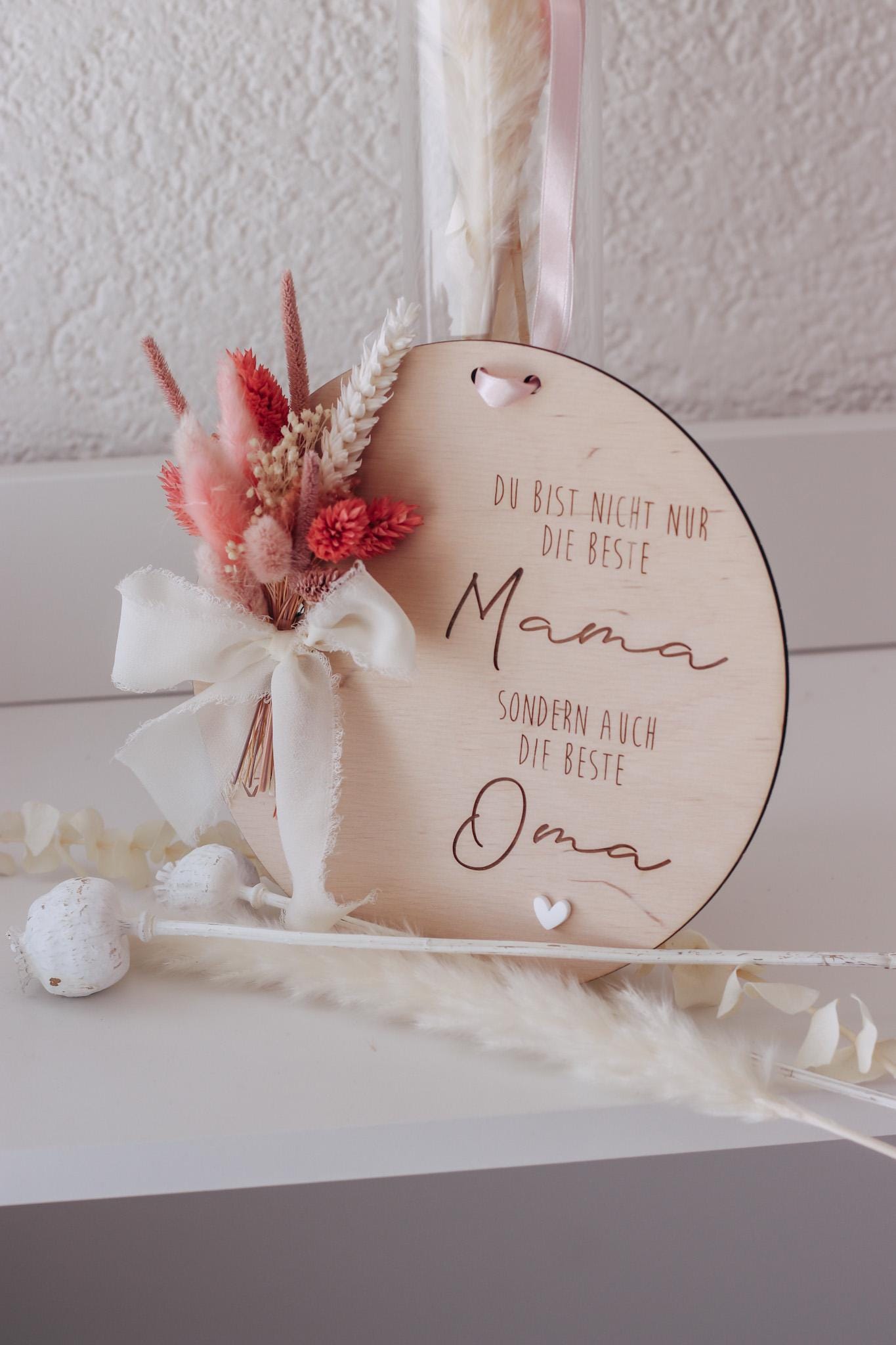 Muttertagsgeschenk für Mama & Oma – Holzschild mit Trockenblumen – „Beste Mama und Oma“ – personalisierbar – Deko Muttertag