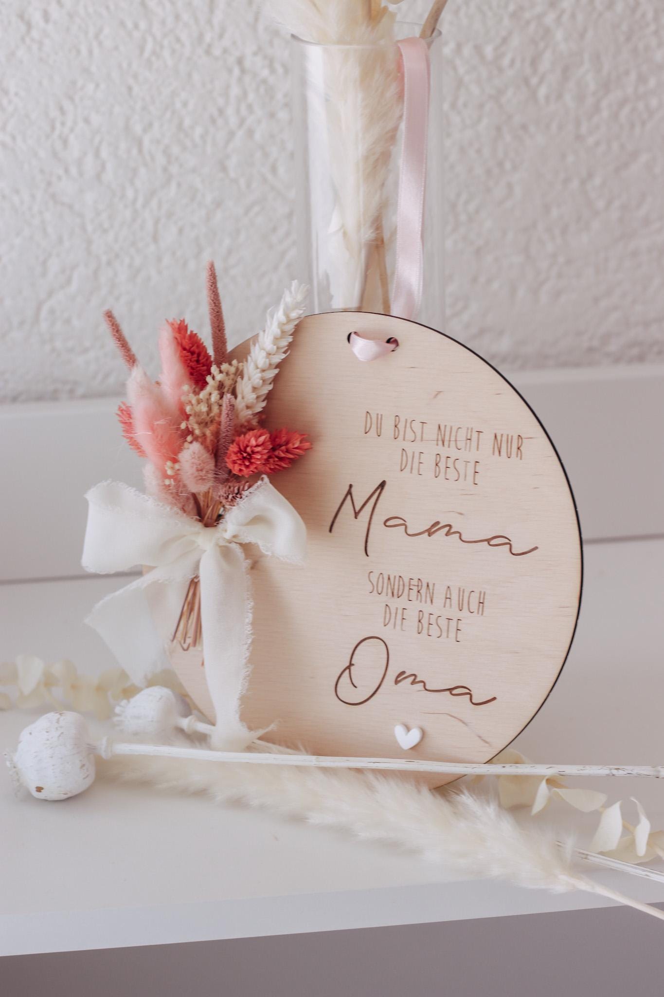 Muttertagsgeschenk für Mama & Oma – Holzschild mit Trockenblumen – „Beste Mama und Oma“ – personalisierbar – Deko Muttertag