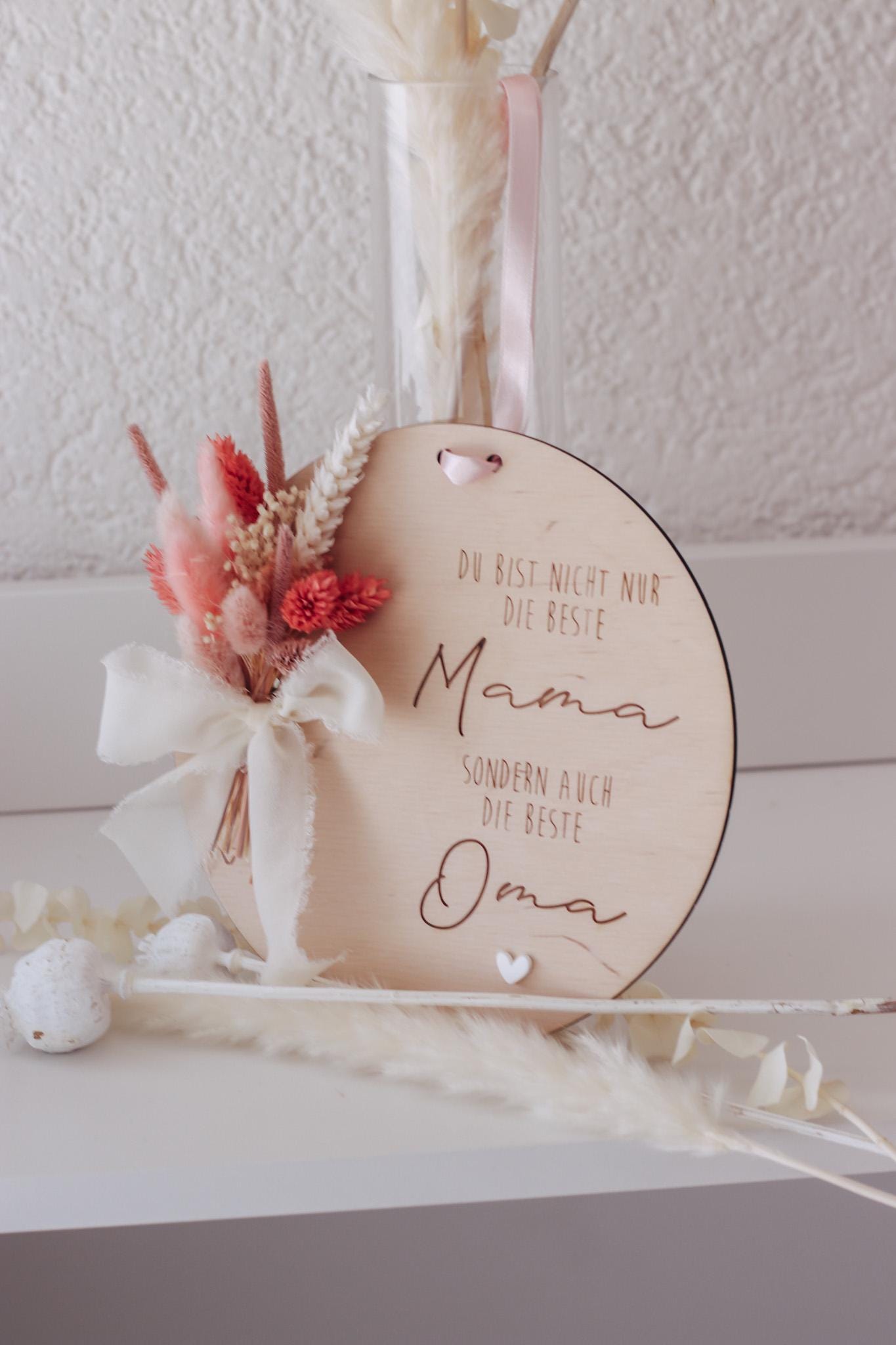 Muttertagsgeschenk für Mama & Oma – Holzschild mit Trockenblumen – „Beste Mama und Oma“ – personalisierbar – Deko Muttertag
