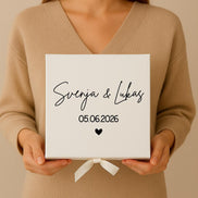Personalisierte Geschenkbox Hochzeit – Weiße Box mit Satinschleife & Holzwolle – Name / Hochzeitsdatum – Geschenk Brautpaar individuell