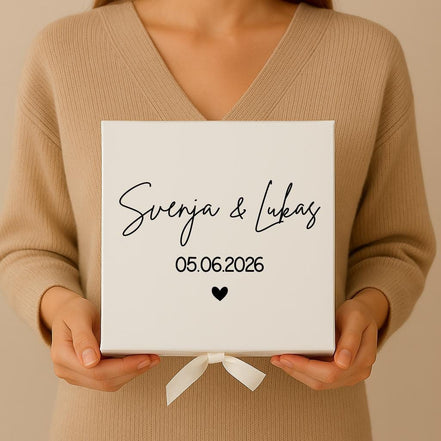 Personalisierte Geschenkbox Hochzeit – Weiße Box mit Satinschleife & Holzwolle – Name / Hochzeitsdatum – Geschenk Brautpaar individuell
