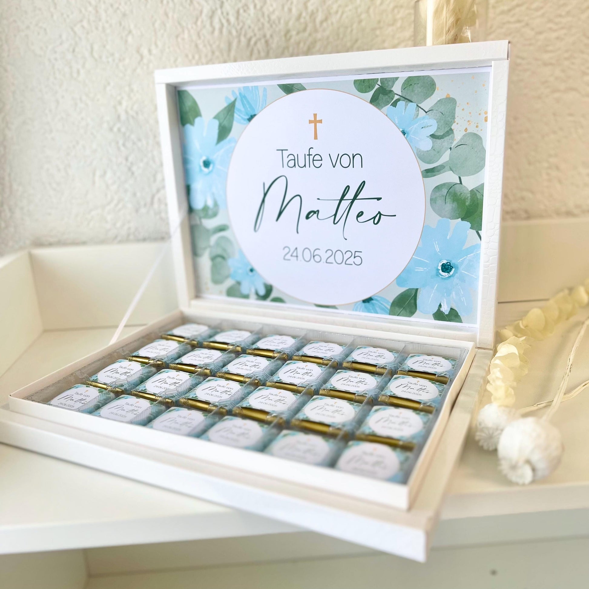 Personalisierte Schokobox Taufe Kommunion mit 24 oder 48 Vollmilch-Schokoladen – Personalisierbar mit Name & Datum – Grün Blau mit Goldkreuz