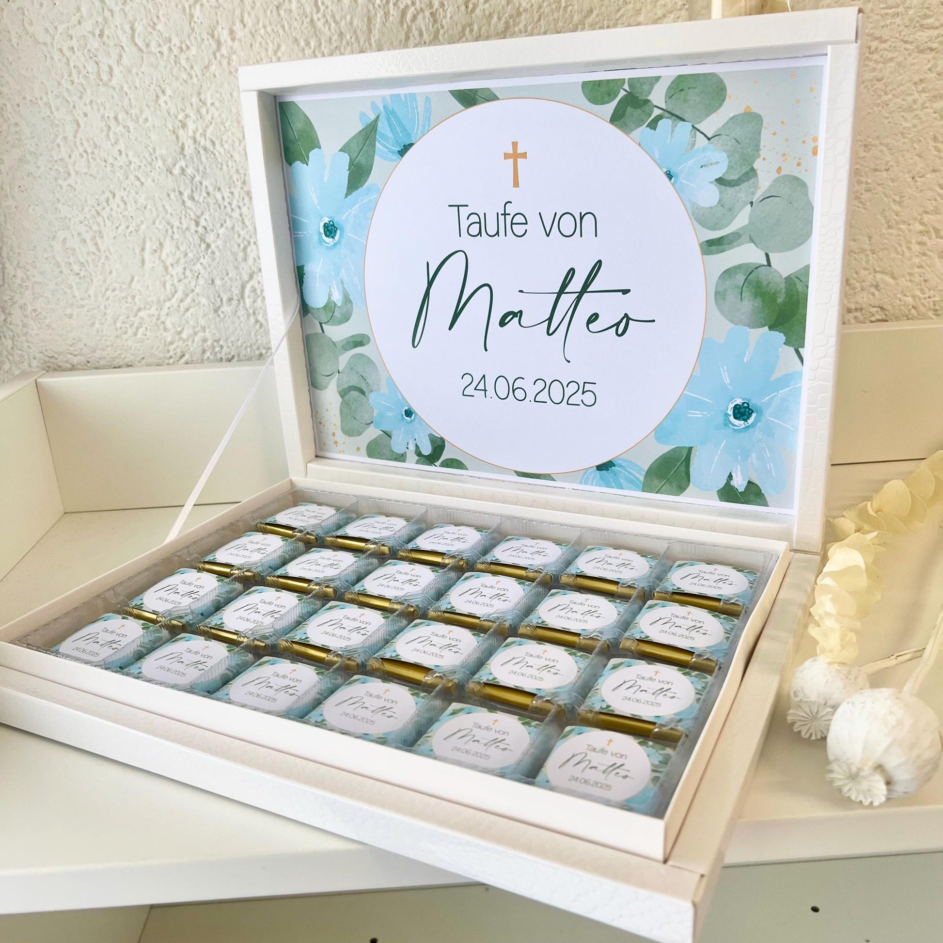 Personalisierte Schokobox Taufe Kommunion mit 24 oder 48 Vollmilch-Schokoladen – Personalisierbar mit Name & Datum – Grün Blau mit Goldkreuz