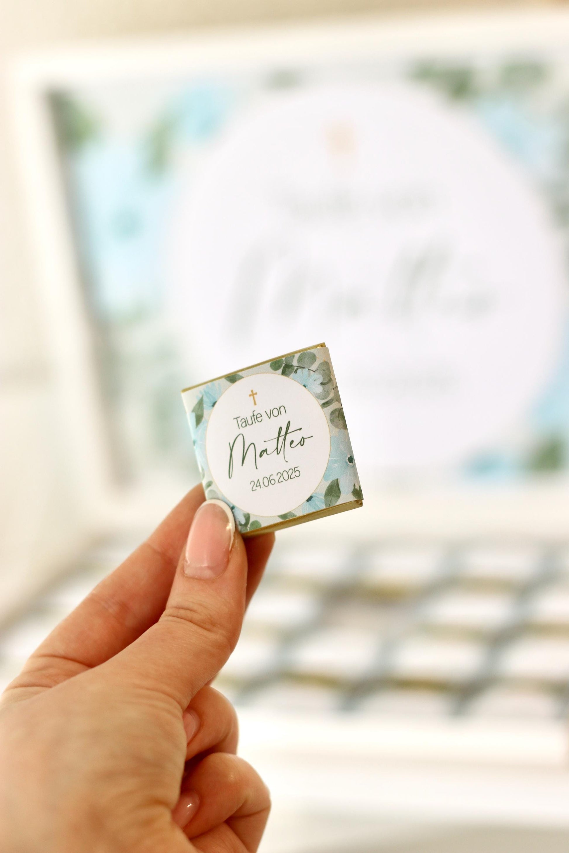 Personalisierte Schokobox Taufe Kommunion mit 24 oder 48 Vollmilch-Schokoladen – Personalisierbar mit Name & Datum – Grün Blau mit Goldkreuz