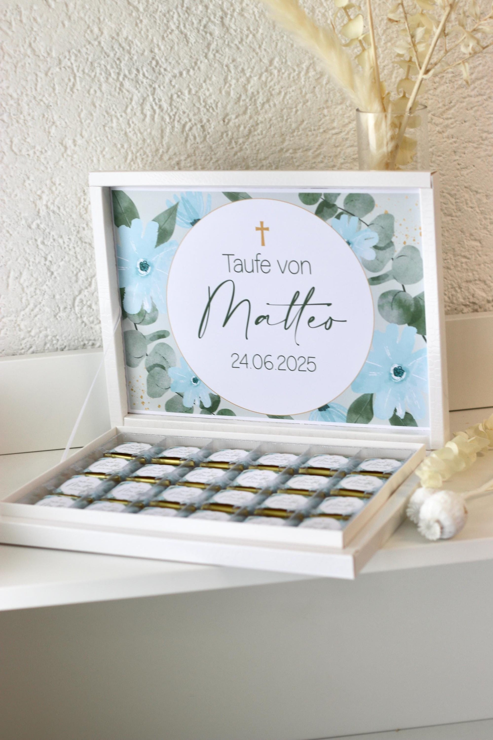 Personalisierte Schokobox Taufe Kommunion mit 24 oder 48 Vollmilch-Schokoladen – Personalisierbar mit Name & Datum – Grün Blau mit Goldkreuz