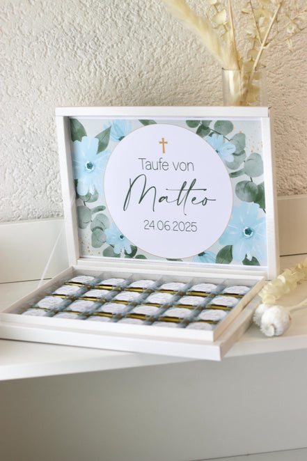 Personalisierte Schokobox Taufe Kommunion mit 24 oder 48 Vollmilch-Schokoladen – Personalisierbar mit Name & Datum – Grün Blau mit Goldkreuz