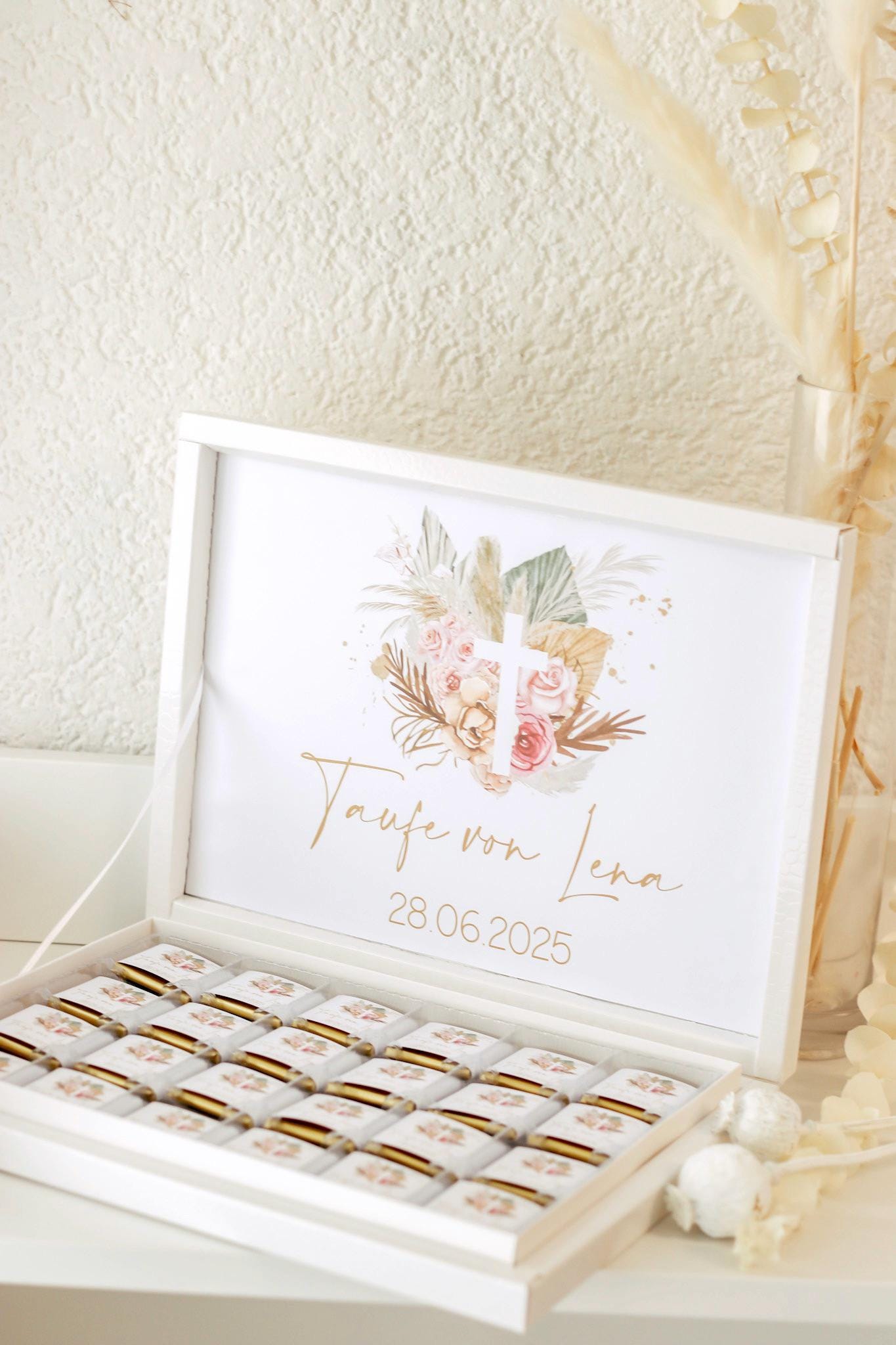 Personalisierte Schokobox Taufe Kommunion mit 24 oder 48 Vollmilch-Schokoladen – Personalisierbar mit Name & Datum – Boho Stil mit Goldkreuz