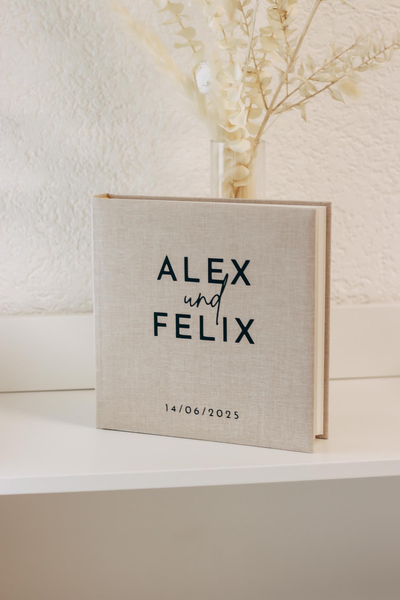 Personalisierbares Leinen-Gästebuch/Fotoalbum 25x25 cm | Beige | Hochzeit, Verlobung, Personalisiert mit Namen & Datum