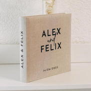 Personalisierbares Leinen-Gästebuch/Fotoalbum 25x25 cm | Beige | Hochzeit, Verlobung, Personalisiert mit Namen & Datum