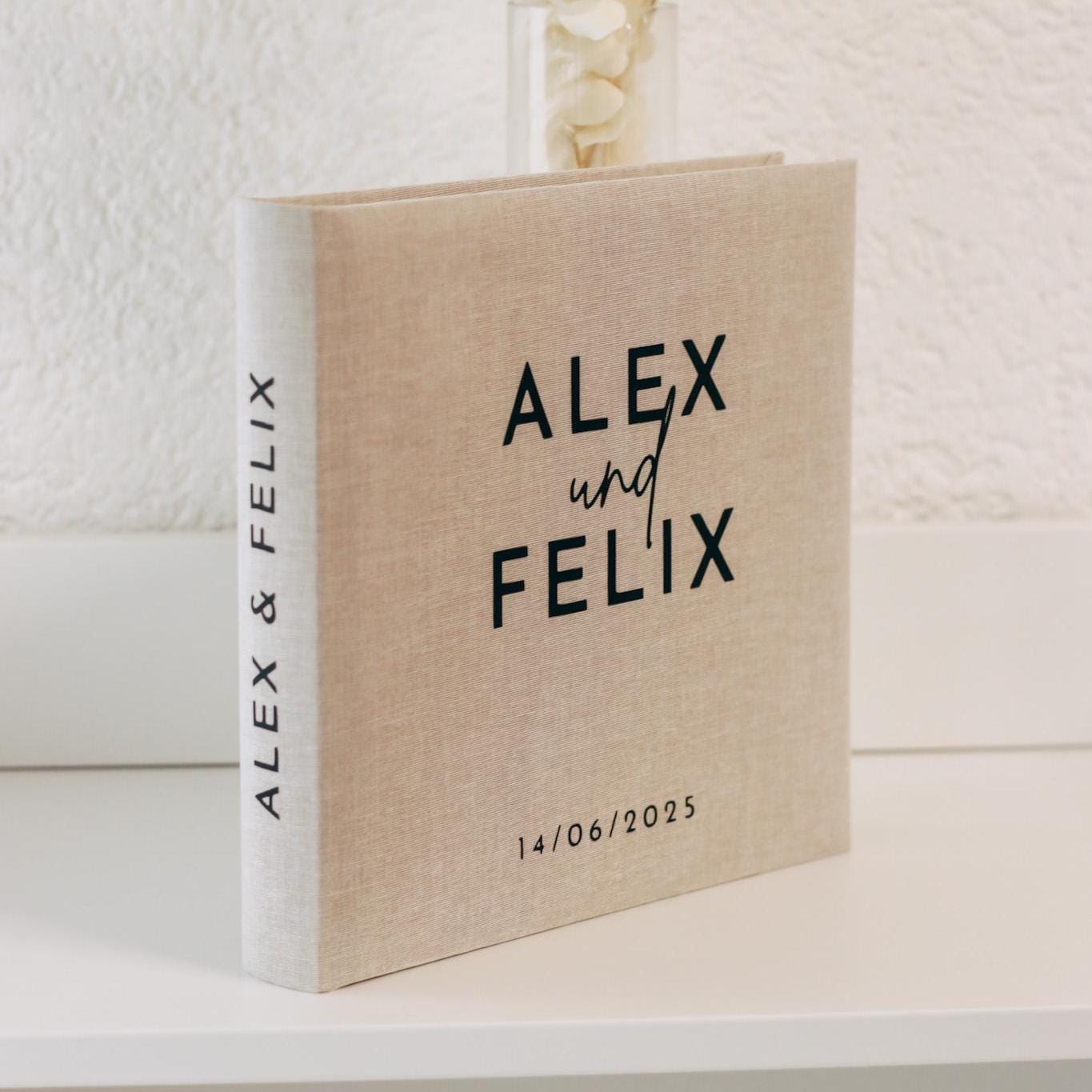 Personalisierbares Leinen-Gästebuch/Fotoalbum 25x25 cm | Beige | Hochzeit, Verlobung, Personalisiert mit Namen & Datum