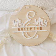 Mr & Mrs 3D Namensschild aus Holz und Acryl – Hochzeitsschild personalisiert – Türschild mit Band – Hochzeitsgeschenk – 20 cm rund
