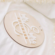 Mr & Mrs 3D Namensschild aus Holz und Acryl – Hochzeitsschild personalisiert – Türschild mit Band – Hochzeitsgeschenk – 20 cm rund