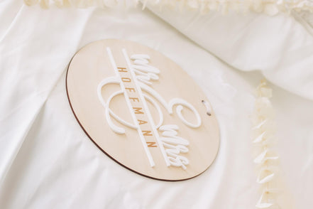 Mr & Mrs 3D Namensschild aus Holz und Acryl – Hochzeitsschild personalisiert – Türschild mit Band – Hochzeitsgeschenk – 20 cm rund