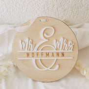 Mr & Mrs 3D Namensschild aus Holz und Acryl – Hochzeitsschild personalisiert – Türschild mit Band – Hochzeitsgeschenk – 20 cm rund