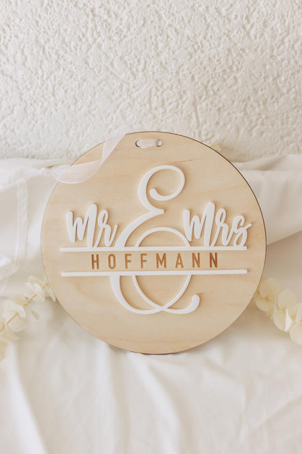 Mr & Mrs 3D Namensschild aus Holz und Acryl – Hochzeitsschild personalisiert – Türschild mit Band – Hochzeitsgeschenk – 20 cm rund