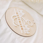Mr & Mrs 3D Namensschild aus Holz und Acryl – Hochzeitsschild personalisiert – Türschild mit Band – Hochzeitsgeschenk – 20 cm rund