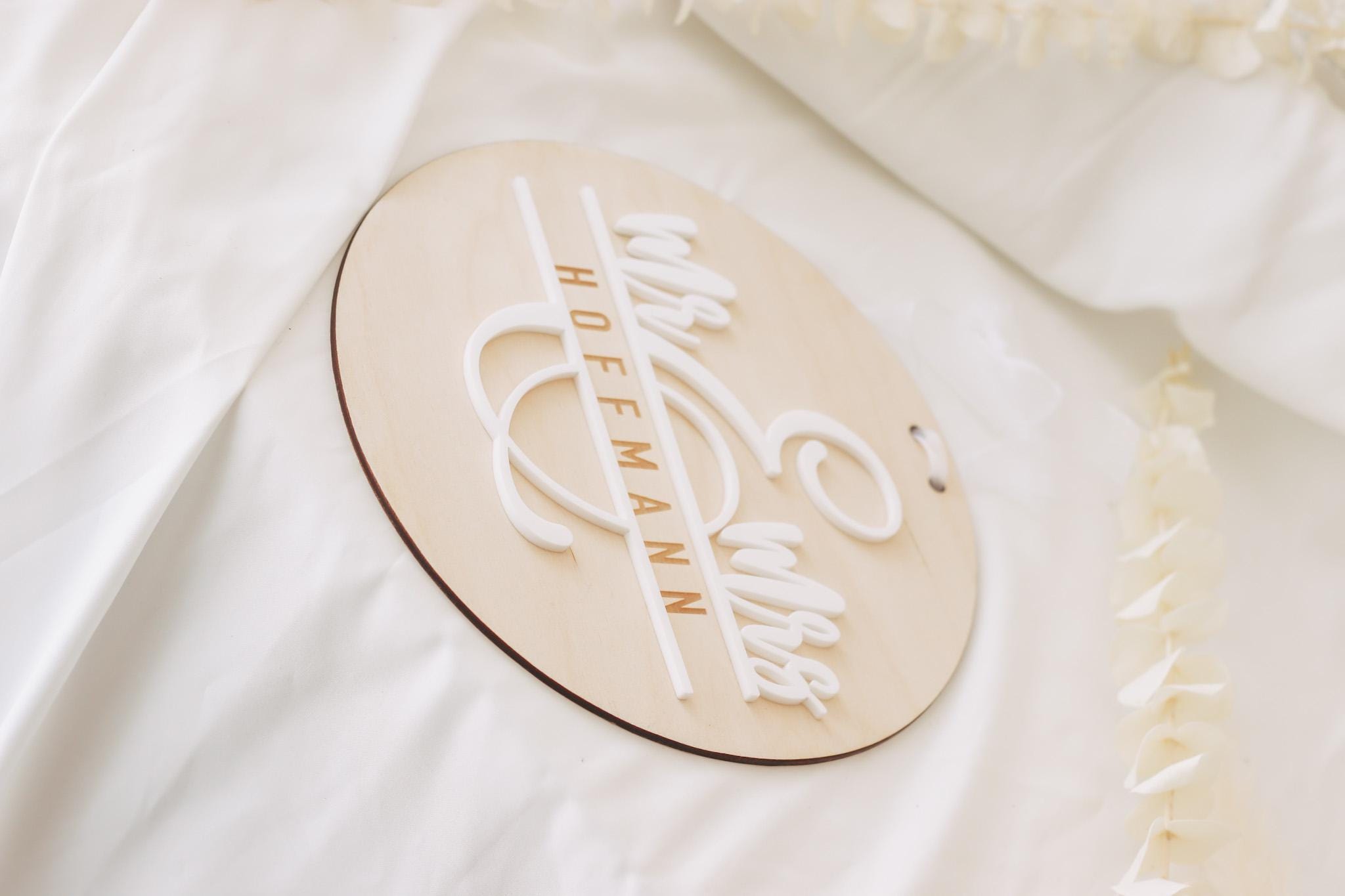 Mr & Mrs 3D Namensschild aus Holz und Acryl – Hochzeitsschild personalisiert – Türschild mit Band – Hochzeitsgeschenk – 20 cm rund