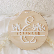 Mr & Mrs 3D Namensschild aus Holz und Acryl – Hochzeitsschild personalisiert – Türschild mit Band – Hochzeitsgeschenk – 20 cm rund