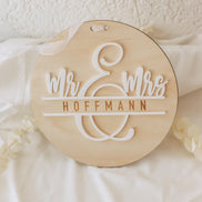 Mr & Mrs 3D Namensschild aus Holz und Acryl – Hochzeitsschild personalisiert – Türschild mit Band – Hochzeitsgeschenk – 20 cm rund