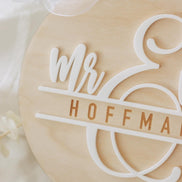 Mr & Mrs 3D Namensschild aus Holz und Acryl – Hochzeitsschild personalisiert – Türschild mit Band – Hochzeitsgeschenk – 20 cm rund