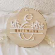 Mr & Mrs 3D Namensschild aus Holz und Acryl – Hochzeitsschild personalisiert – Türschild mit Band – Hochzeitsgeschenk – 20 cm rund