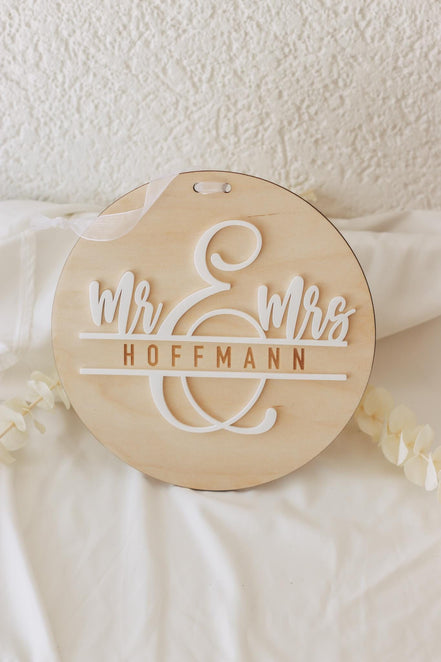 Mr & Mrs 3D Namensschild aus Holz und Acryl – Hochzeitsschild personalisiert – Türschild mit Band – Hochzeitsgeschenk – 20 cm rund