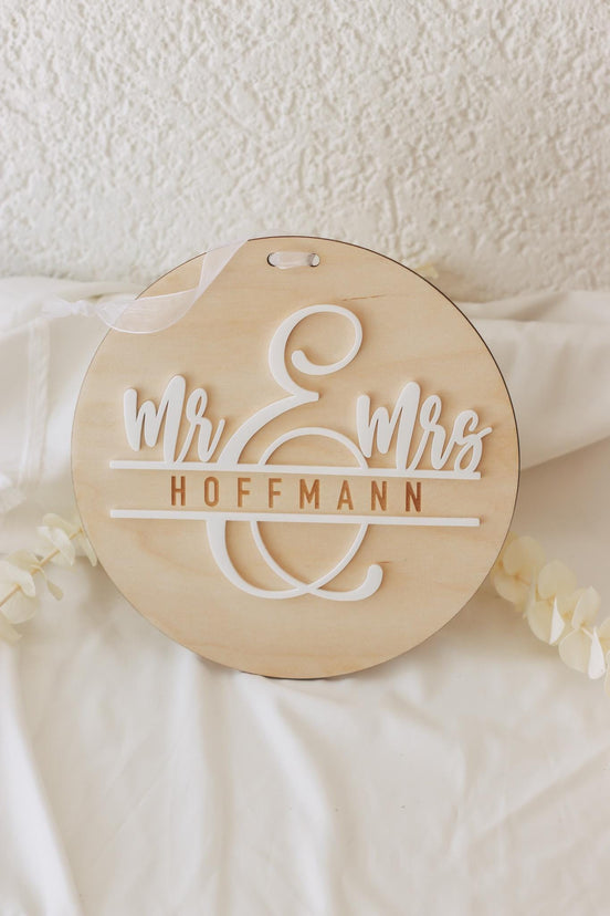 Mr & Mrs 3D Namensschild aus Holz und Acryl – Hochzeitsschild personalisiert – Türschild mit Band – Hochzeitsgeschenk – 20 cm rund