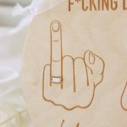 Hochzeitsschild f*cking did it – Mittelfinger Holzschild personalisiert – 3D Ringe und Nägel – Gravur Namen & Datum – 20 cm - Brautpar