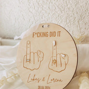 Hochzeitsschild f*cking did it – Mittelfinger Holzschild personalisiert – 3D Ringe und Nägel – Gravur Namen & Datum – 20 cm - Brautpar