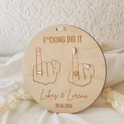 Hochzeitsschild f*cking did it – Mittelfinger Holzschild personalisiert – 3D Ringe und Nägel – Gravur Namen & Datum – 20 cm - Brautpar