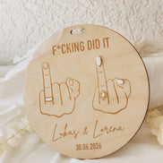Hochzeitsschild f*cking did it – Mittelfinger Holzschild personalisiert – 3D Ringe und Nägel – Gravur Namen & Datum – 20 cm - Brautpar