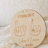 Hochzeitsschild f*cking did it – Mittelfinger Holzschild personalisiert – 3D Ringe und Nägel – Gravur Namen & Datum – 20 cm - Brautpar
