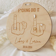 Hochzeitsschild f*cking did it – Mittelfinger Holzschild personalisiert – 3D Ringe und Nägel – Gravur Namen & Datum – 20 cm - Brautpar