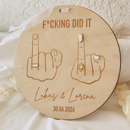 Hochzeitsschild f*cking did it – Mittelfinger Holzschild personalisiert – 3D Ringe und Nägel – Gravur Namen & Datum – 20 cm - Brautpar